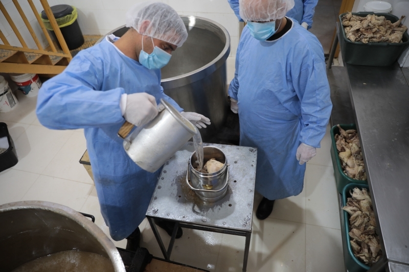 <p>Yüzlerce yıldır yoksullara ve yolculara kapılarını açan İbrahim Tekkesi, bugün de hayırsever kurumlar ve kişiler sayesinde tarihi misyonunu yerine getiriyor.</p>