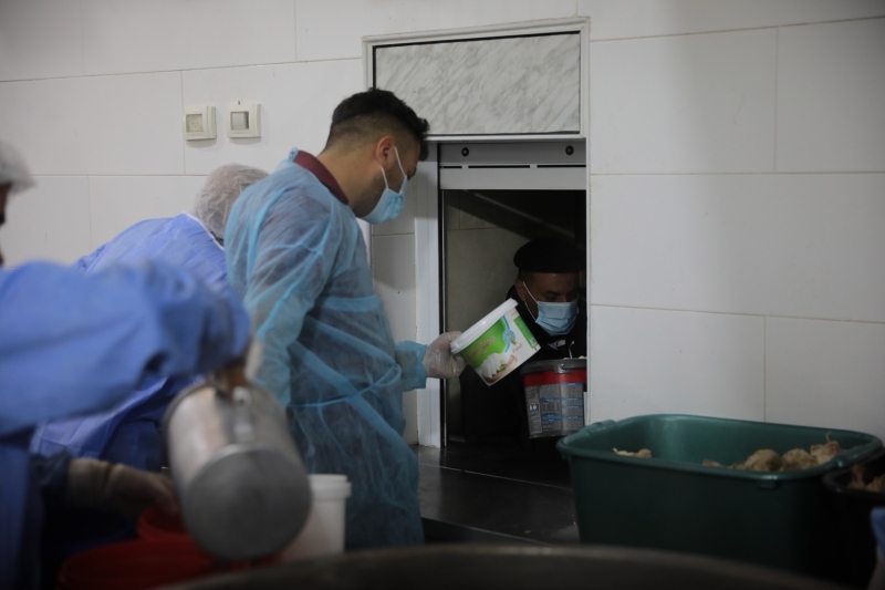 <p><b>- GÜNDE 12 BİN KİŞİYE İFTAR VERİLİYOR</b><br></p>