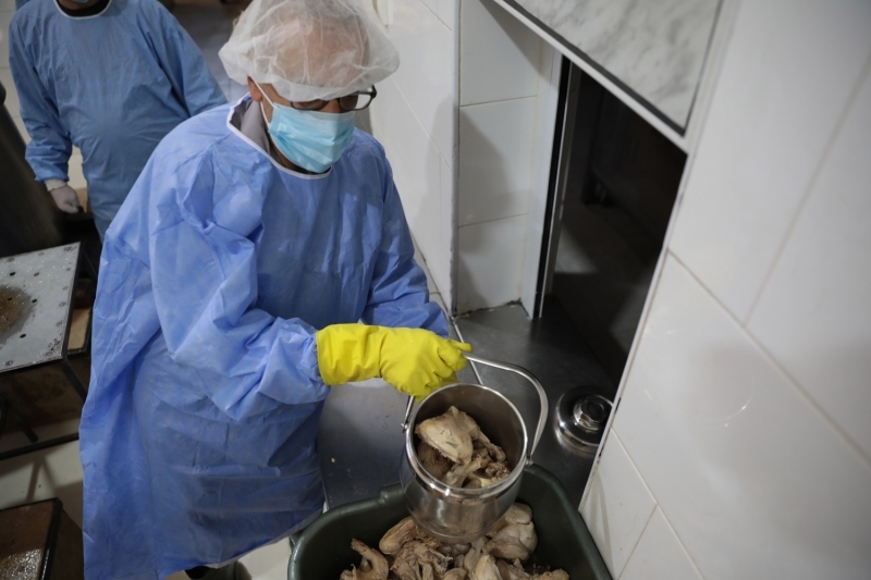 <p>İbrahim Tekkesi Müdürü Hatib, 'Türklerin tekkeye ilgisi hiç bitmedi.' diyerek, yenileme çalışmasıyla birlikte imarethanenin iftar yemeklerinin dağıtılacağı bir alana ve geniş bir mutfağa kavuştuğunu hatırlattı.</p>