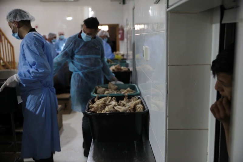 <p>Yüzlerce yıldır yoksullara ve yolculara kapılarını açan İbrahim Tekkesi, bugün de hayırsever kurumlar ve kişiler sayesinde tarihi misyonunu yerine getiriyor.</p>