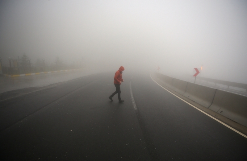 <p>D-100 kara yolu Bolu Dağı geçişinin, Düzce ve Bolu kesimlerinde etkili olan sis nedeniyle görüş mesafesi yer yer 15 metreye kadar düştü.</p>