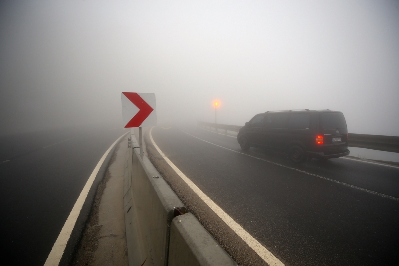 <p>Kara yolunun özellikle Düzce kesiminde bulunan Bakacak, Karanlıkdere, Taşaltı, Bıçkıyanı ve Sarıçökek mevkileriyle Bolu kesimindeki Seymenler, Elmalık ve Köroğlu mevkilerinde etkisini gösteren yoğun sis nedeniyle araçlar zaman zaman ilerlemekte güçlük çekiyor.</p>