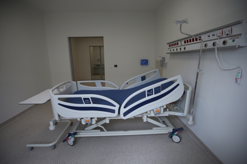 <p>Cumhurbaşkanı Erdoğan, 6 Nisan'da Tarabya'daki Huber Köşkü'nden video konferans yöntemiyle düzenlenen Cumhurbaşkanlığı Kabinesi toplantısının ardından yaptığı açıklamada, İstanbul'da Atatürk Havalimanı ve Sancaktepe'de iki hastane kurulacağını duyurmuştu.</p>