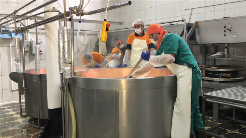 <p>Daha sonra 55-60 dereceye kadar pişirip istediğimiz dereceye geldiğinde bakır kazandan alıyoruz. </p>