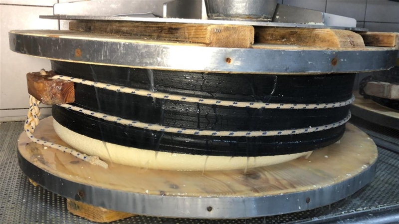 <p>Sütlerimizi, bakır kazanlarda şirdan mayayla 35 derecede mayaladık.</p>