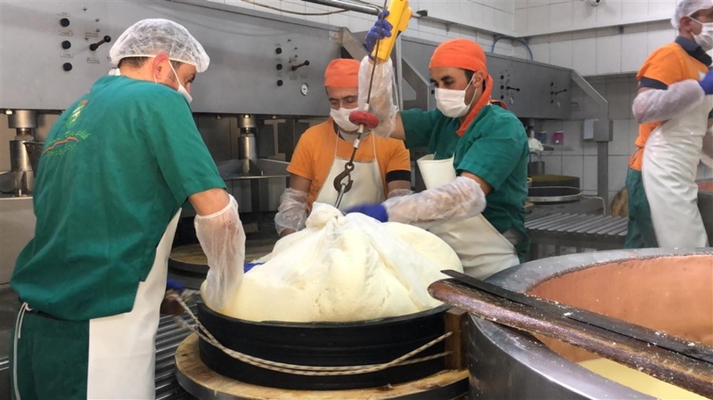 <p>Gravyerler her gün belli saatlerde çevrilip, temizlenip tuzlandıktan sonra yeniden yerlerine konuluyor. Bu işlem yaklaşık 1 ay kadar sürüyor.</p>