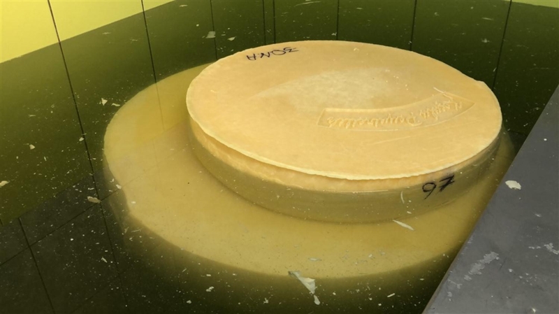 <p>Bakır kazan kullanılmasının en önemli nedeni ise peynirin daha lezzetli olmasıdır. Nasıl ki güveçte pişen yemek daha lezzetli olursa bakırda pişen gravyerde o kadar lezzetli, elastik yapıda ve aromalı oluyor. </p>