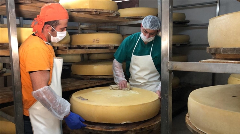 <p>'Gece yenilmesi gündüz tok tutmayı sağlıyor. İftardan sonra da hazmı kolaylaştırır. Bunun yanında olgunlaştırılarak yapılan eski kaşarın da tok tutucu ve hazmı kolaylaştırıcı özelliği vardır. </p>