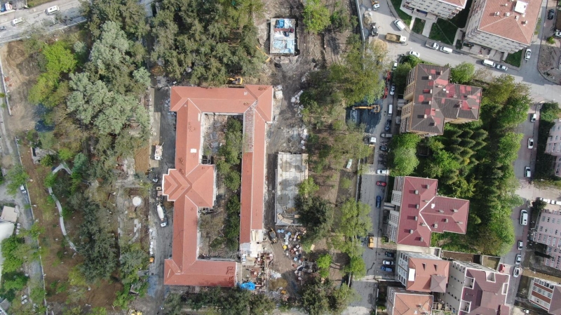 <p>Başta koronavirüs hastaları olmak üzere diğer hastalara da hizmet verecek olan tarihi Hadımköy Askeri Hastanesi yenileme çalışmalarının ardından Yedikule Göğüs Hastalıkları Hastanesi Hadımköy Ek Hizmet Binası olarak hizmete açılacak. </p>