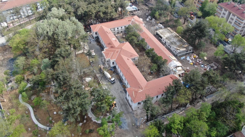 <p>Tarihi hastanenin bahçesinde de peyzaj çalışmaları devam ediyor. </p>