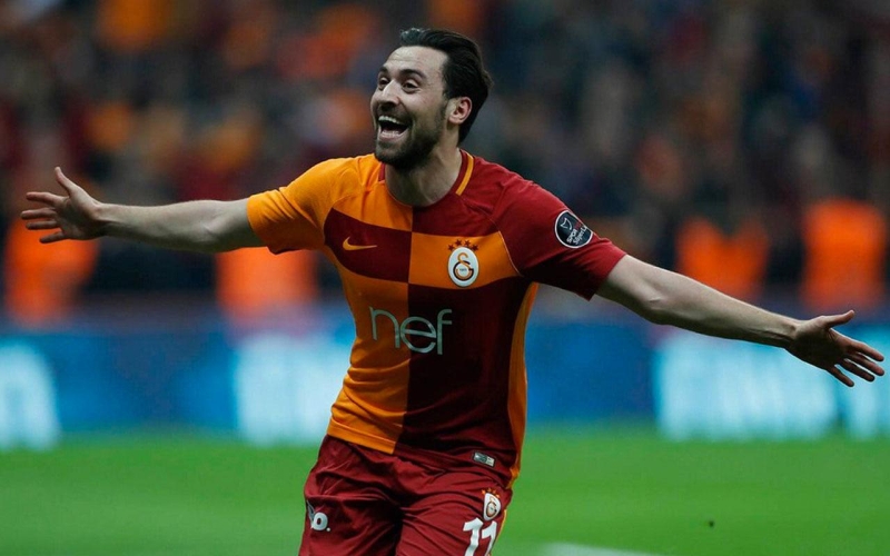 <p>zellikle koronavirs salgn sebebiyle oluacak artlarn zorluu da dikkate alndnda nmzdeki sezon takm yerli bir iskeletin zerine oturtmay hedefleyen Fenerbahe'de bu kapsamda Galatasaray'n eski kanat oyuncusu Sinan Gm transfer listesine alnd.</p>