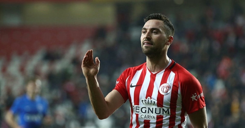 <p>Getiimiz sezon da oyuncuyla ilgilenen fakat zellikle Deniz Tr'n transfer edilmesiyle bu transferi sonlandrmayan Sar-Lacivertliler, devre arasnda Antalyaspor'a kiralk olarak katlan baarl oyuncu iin giriimlerde bulundu.</p>