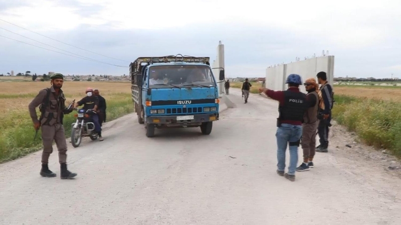 <p>Ter�r �rg�tlerinin olas� sald�r� ve s�zma giri�imlerini �nlemek i�in 24 saat yol kontrollerini s�rd�ren g�venlik g��leri, iftar vaktinde d�n���ml� olarak oru�lar�n� a�arak g�revlerini s�rd�r�yor.</p>