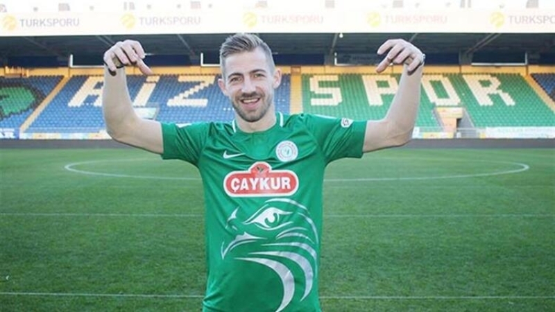 <p>SOL BEKE MELNJAK!</p><p><br></p><p>Bjelica'nın önerdiği bir diğer isim ise tanıdık... Hasan Ali ile henüz sözleşme imzalamayan sarı-lacivertli kulübün Çaykur Rize'nin Hırvat sol beki Dario Melnjak için de nabız yoklamaya başladığı kaydedildi.</p>