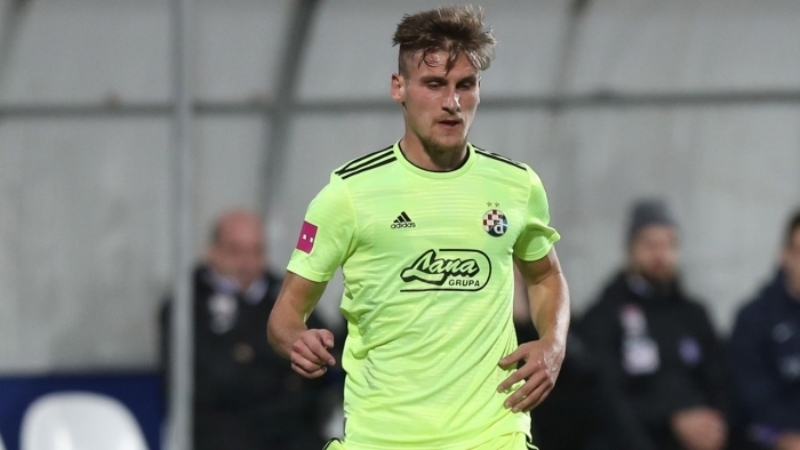 <p>2013-14'te Austuria Wien'de Bjelica ile birlikte şampiyonluk yaşayan Emir Dilaver, 2017-18'de hocasıyla Lech Poznan'da buluştu. Bjelica, Emir'i iki sezon önce Dinamo Zagreb'e de aldı. Bjelica, Emir'i Fener'e de istiyor. (Fotomaç)</p>