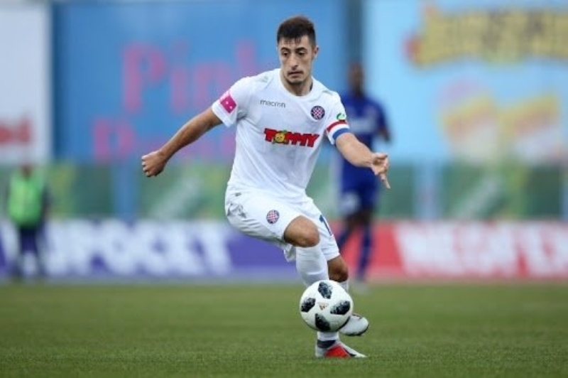 <p>SAĞ BEKE JURANOVIC!</p><p><br></p><p>Sağ bek için önerilen isim ise Hajduk Split'in 24 yaşındaki kaptanı Josip Juranovic.</p>