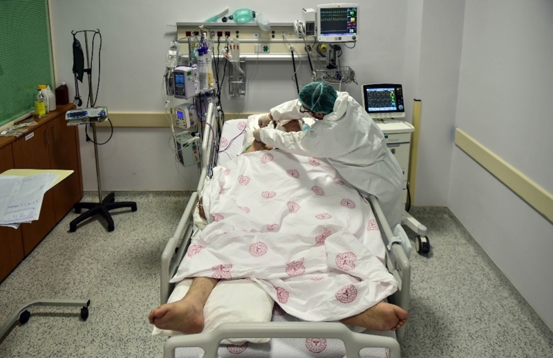 <p>İşitme engelli Kovid-19 hastalarıyla ilgilenirken de hemşireler ekstra çaba sarf ediyor. </p>