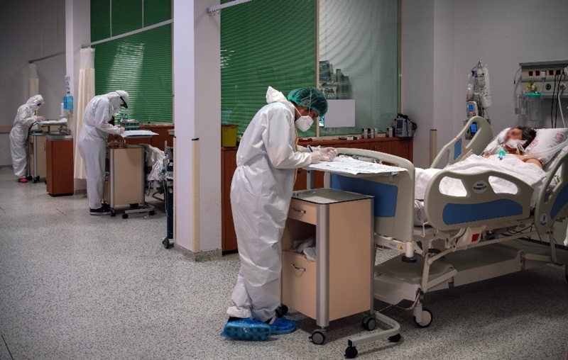 <p>Hastanede takibi yapılan hastalardan solunum güçlüğü çeken kişiler ise yoğun bakım servisine yatırılıyor. Yoğun bakım servisinde solunum desteği sağlayan cihazlara bağlanarak tedavilerine başlanıyor. </p>