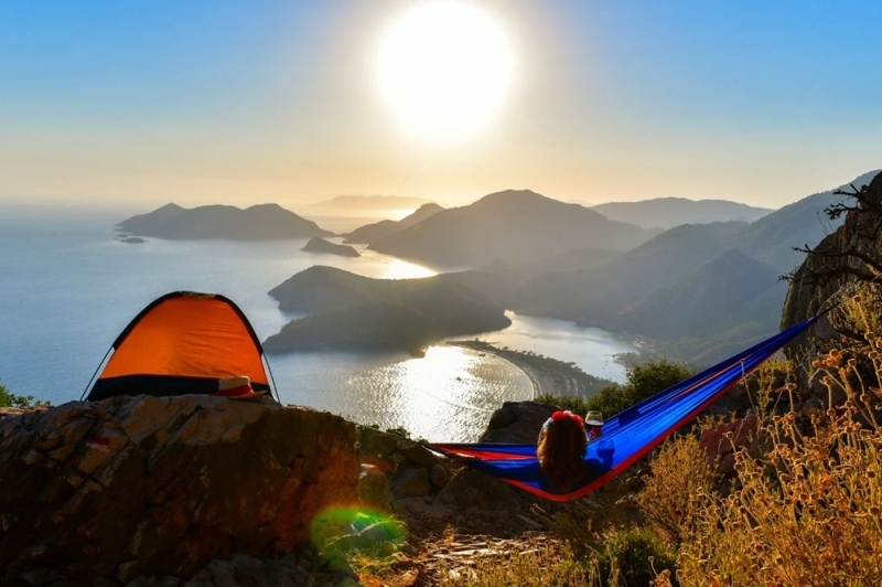 <p>Çadır tatili daha ekonomik bir tatil kültürü. Otel kültüründe bu iş hem daha maliyetli oluyor ve bir yere sabit olarak bağlanmak durumundasınız. Kalabalık sebebiyle yoğunluk yaşanmaması adına, doğru mesafelerde çadır kurduğunuz taktirde keyifli ve güvenli bir şekilde istediğimiz tatili de yapabiliriz' diye konuştu.</p>