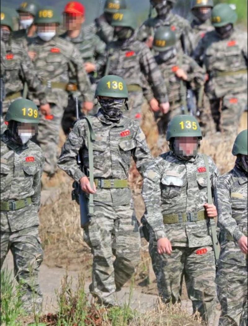 <p>Heung-Min Son'un askerdeyken ekilen fotoraflar ise basna szdrld.</p>