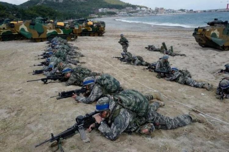 <p>40 kilo arlnda bir ekipman olan 27 yandaki futbolcu, askerlik eitiminde her gn 30 km boyunca yryler yapyor.</p>