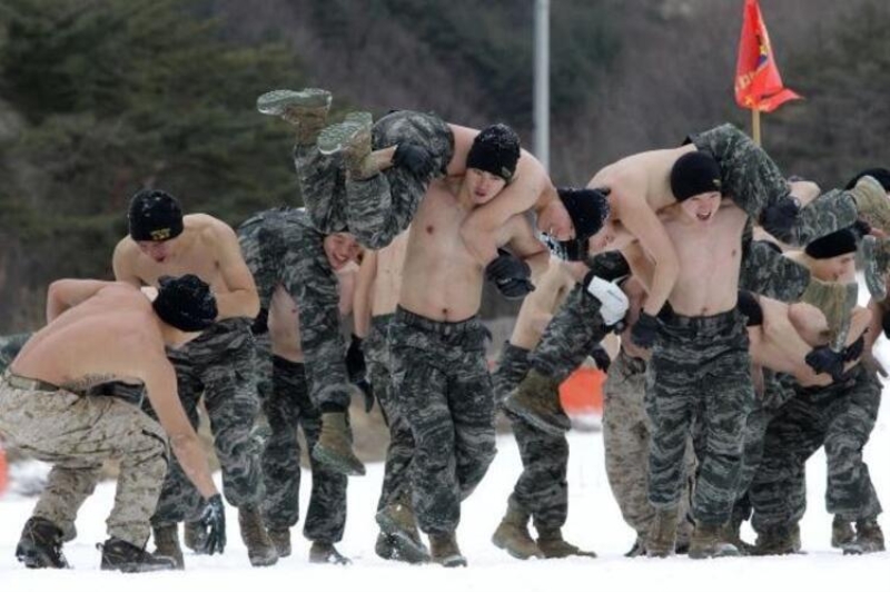 <p>Son'un Kimyasal, biyolojik, radyolojik ve nkleer eitim grecei, bunlar yaparken de srekli gaz maskesi takaca belirtilmiti.</p>