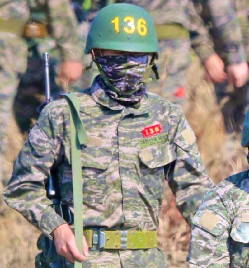 <p>Silahl eitimdeyken fotoraf ekilen Son, kamuflaj ve kaskyla neredeyse tannmayacak hale geldi.</p>