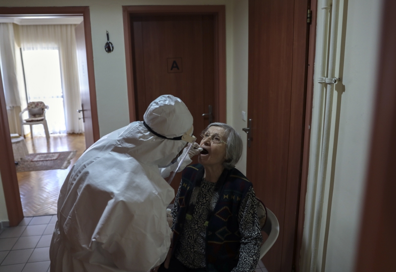 <p>Restoran ve kafeteryaların kapalı olduğu huzurevinde, dışarıdan yemek girişine izin verilmiyor. Yemekhanede hazırlanan yemekler, yaşlılara odalarında, tek kullanımlık tabaklarda servis ediliyor.</p>