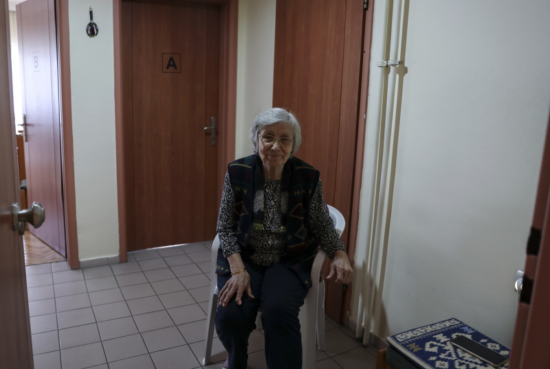 <p>Odalar ve huzurevi genelinde her gün dezenfeksiyon işlemleri yapılıyor. Her katta dezenfektanlar bulunurken, duvarlarda da Sağlık Bakanlığınca belirlenen uyarılar dikkati çekiyor.</p>