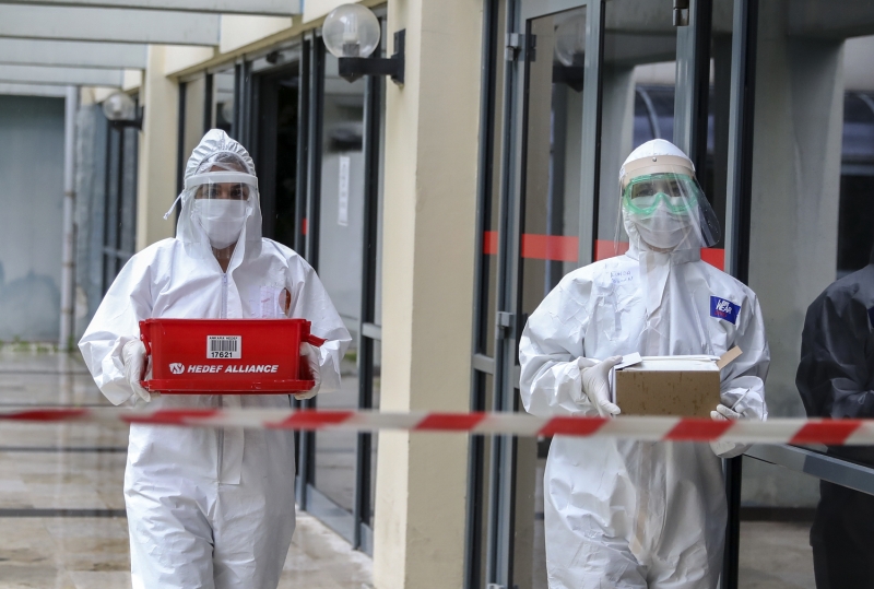 <p>İki yıldır 75. Yıl Huzurevi Yaşlı Bakım ve Rehabilitasyon Merkezi'nde kalan 85 yaşındaki Ayhan Ulutan, AA muhabirine yaptığı açıklamada, iki ay önce kaybettiği eşinin özlemini yaşadığını anlattı.</p>