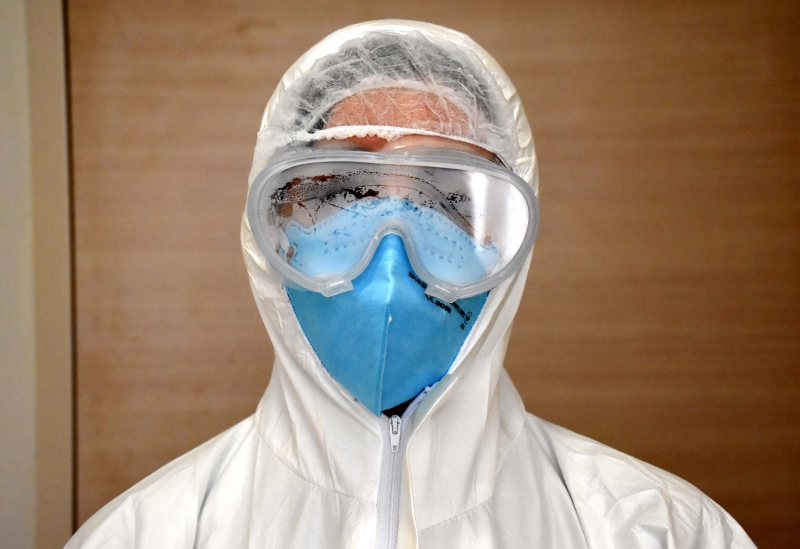 <p>Hastalarn iyilemesi iin youn tempoyla altklarn anlatan Ertrk, 'Her pozitif hastann odasna girip ktmzda zel kyafetlerimizi deitiriyoruz. Bu zorlu srete ok dikkatli bir ekilde alyoruz. Ne kadar zor olsa da bu tulumlarda, yine de fedakarca alyoruz. Hastalarmzn iyileip taburcu olmas bizleri ok mutlu ediyor. Onlarn tedavi srecine ortak olduumuz iin mutluyuz. Onlar iyileip taburcu olmalar yorgunluumuzu atmamza sebep oluyor.' diye konutu.</p>