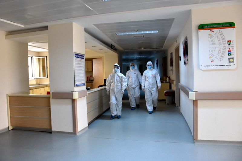 <p>'Hastalarn tedavilerine olumlu yant vermesi bizleri ok mutlu ediyor. Bu mutlulua ortak olduumuz iin ayrca mutlu oluyoruz. Onlarn mutluluuna ortak olabilmek bizler iin onur verici. Bu zel kyafetlerle almak ok yorucu. Bu durum bizi ypratsa da hastalarn iyilemesi bizlere moral oluyor. Bakanlmzn uyarn dikkate alalm ve skntl srece ortak olmak iin ltfen evde kaln.'</p>