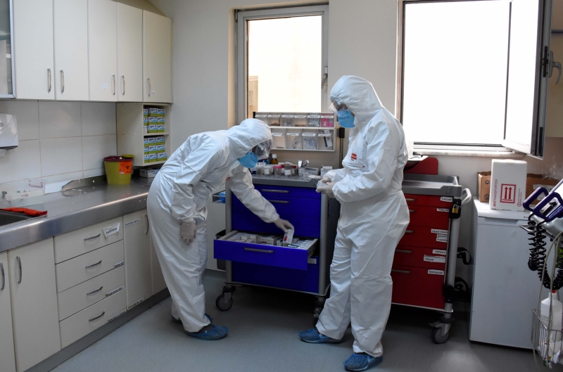 <p>Kovid-19 servisinde alan hemireler, 'Evde kal Mu' ve 'Evde kal Trkiye' arlar yapt.</p>