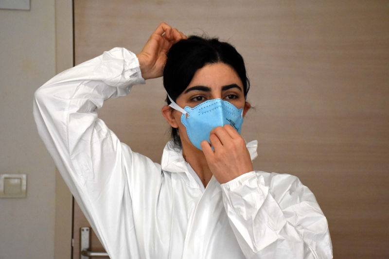 <p>Hemire Semanur Ertrk, AA muhabirine yapt aklamada, sabah hastaneye geldiklerinde zel kyafetlerini giyip mesaiye baladklarn syledi.</p>