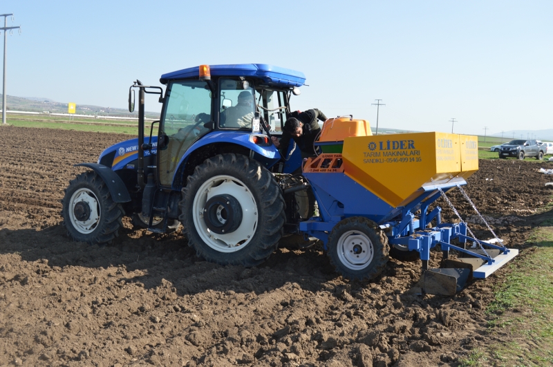 <p>A�r�, T�rkiye'de geli�tirilen, ilk mor patates tohumunun, Afyonkarahisar'da deneme ekimini yapt�klar�n� dile getiren A�r�, ��yle devam etti:</p>