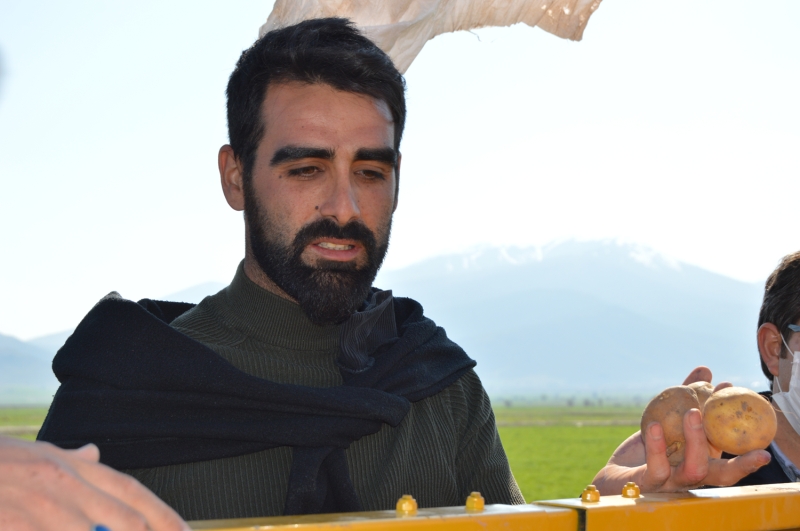 <p>�l�ede mor patates ekimi yapan �retici firman�n g�da m�hendisi Ahmet Binbir de kendilerine ait arazilerde yerli patates tohumlar� kullanarak, daha verimli �e�itleri bulmak i�in deneme ekimleri yapt�klar�n� anlatt�.</p><p>Yurt d��� men�eli patates tohumu yerine yerli patates tohumunun kullan�lmas� i�in Afyonkarahisar'da �nc� olmak istediklerini aktaran Binbir, ��yle konu�tu:</p>