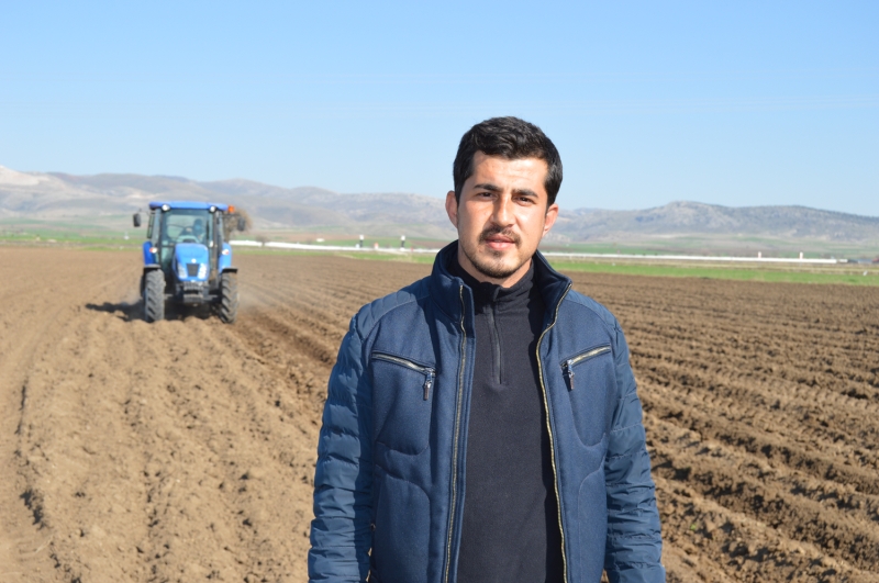 <p>'Patatesteki antosiyanin i�eri�i insan v�cudundaki kanserojen h�crelerin bask�lanmas�na iyi geliyor. Ayr�ca, mor renginden dolay� da g�da boyas� ile salata yap�m�nda kullan�l�yor. �u ana kadar deneme ekimi yap�lan noktalarda dekar ba��na yakla��k 3 ton rekolte ger�ekle�ti. Tohum boylar� da 35 ile 65 milimetre �ap�nda de�i�iyor. Mor patates, genelde �lkemize yurt d���ndan getiriliyor. Mor patates yeti�tiricili�i hen�z yayg�n de�il. T�rkiye genelinde yayg�nla�t�r�lmas� i�in adaptasyon ekimlerine �nem veriyoruz.' dedi.</p>