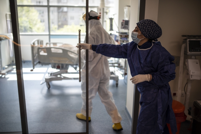 <p>Bu �ikayetlerden herhangi biri bulunan ya da tomografi ve PCR testindeki �l��mleri riskli olan ki�ilerden, numune odas�nda Kovid-19 testi i�in bo�azdan ve burundan s�r�nt� �rne�i al�n�yor.</p>