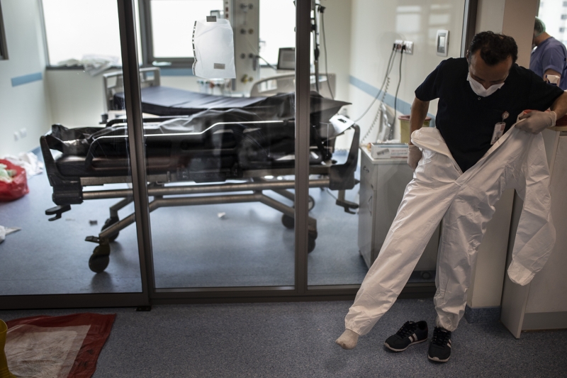 <p>Hastalara, en son ne zaman yurt d���na ��kt���, Kovid-19 tan�s� alan yak�n� olup olmad���, varsa onunla temas�n�n soruldu�u poliklinikte, ki�ilerin ate�, �ks�r�k ve nefes darl��� gibi solunum yolu enfeksiyonu bulgular�n�n olup olmad��� ��reniliyor.</p>