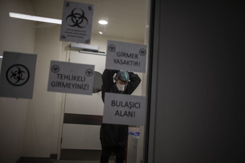 <p>Tedavinin hastanede verilmesi kararla�t�r�lan hastalar, kendileri i�in ayr�lan servislerde ya da yo�un bak�m b�l�mlerinde, klinik durumlar�na g�re de�i�en s�relerde tedavi g�r�yor.</p>