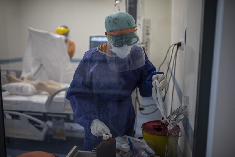 <p>Hastanede 19 Nisan'da kurulan laboratuvarda g�nde 700 Kovid-19 testi ve hastalar�n v�cut direncinin �l��ld��� interl�kin-6 testi de yap�l�yor.</p>