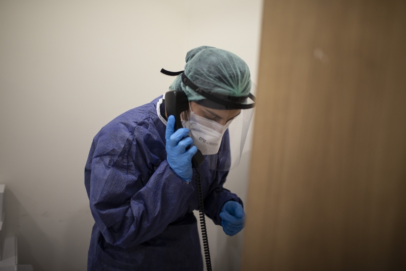 <p>Bu s�re�te doktor, hem�ire ve hasta bak�c�lar, bula�ma riskine kar�� N95 maske, �zerine cerrahi maske, bone, g�zl�k, siperlik, yapaca�� i�leme g�re 4 kata kadar eldiven, tulum ve �izme giyerek �nlem al�yor.</p>