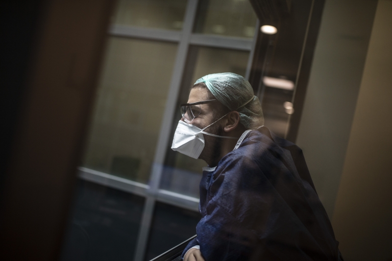 <p>Hastan�n odas�ndan ��kt�ktan sonra kendi ad�na olan g�zl��� ve siperli�i dezenfektan kutusuna, di�er koruyucu ekipmanlar� ise t�bbi at�k kutusuna atan sa�l�k �al��anlar�, yak�nlar�n�n refakat edemedi�i hastalara ailelerinin yoklu�unu hissetmemeleri ve sa�l�kl� g�nlerine d�nmeleri arzusuyla can� g�n�lden hizmet ediyor.</p>