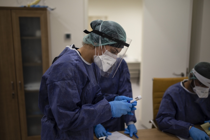 <p>Hastalar�n tahlil sonu�lar� ve klinik durumlar� da baz al�narak tedavi s�re�lerinin evde ya da hastanede devam etmesine karar veriliyor. Hastanede yatarak tedavi g�rmeyecek ki�iler, gerekli ila�lar� temin edildikten sonra 14 g�nl�k izolasyon s�re�lerini tamamlamalar� i�in evlerine g�nderiliyor.</p>