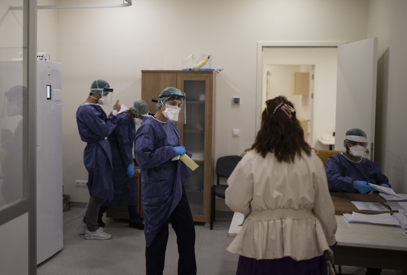 <p>�o�unlukla yeterli nefes alamayan Kovid-19 hastalar�n�n bulundu�u yo�un bak�m servislerinde �al��an g�revli personel, hastan�n odas�na acil durumlar�n d���nda belirli saatlerde rutin kontroller i�in giriyor.</p>