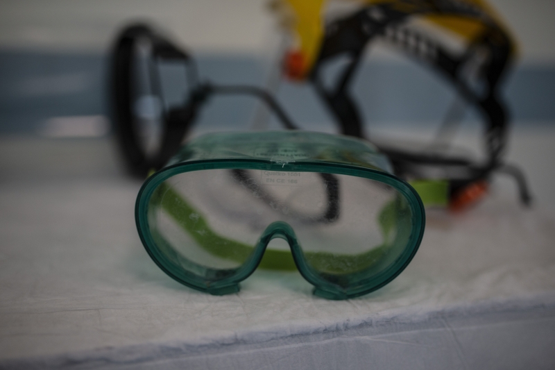 <p>Hastanenin Ba�hekimi Prof. Dr. Hakan G�rb�z, AA muhabirine yapt��� a��klamada, Kovid-19 s�recinin T�rkiye'de yay�laca��n� �nceden fark ederek 4 Mart'ta haz�rl�klar yapmaya ba�lad�klar�n�, dikim evlerinde maske ve koruyucu k�yafet �rettiklerini, koronavir�sl� hastalar�n ta��naca�� sedyeleri yapt�klar�n� ve sa�l�k �al��anlar�n�n k�yafetlerinin hijyeni i�in �ama��rhane kurduklar�n� s�yledi.</p>