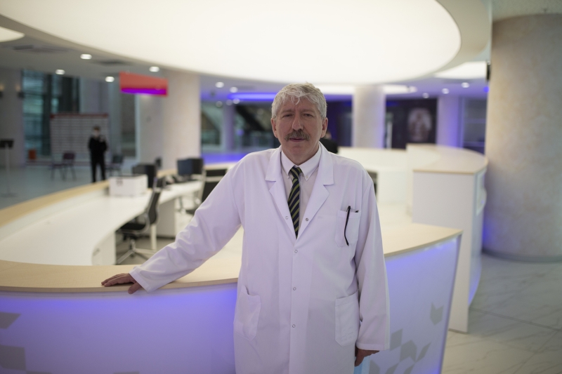 <p><b>- 'O�LUM SIRTIMDAN SARILIYOR'</b><br></p><p><b><br></b></p><p>Enfeksiyon Hastal�klar� ve Klinik Mikrobiyoloji B�l�m� Uzman� Do�. Dr. Funda �im�ek de yo�un ve yorucu bir tempoda �al��t�klar�n� ve �ok zor bir s�re� ya�ad�klar�n� s�yledi.</p><p>Hastaneye �zg� k�yafetler giydiklerini ve mesai bitiminde k�yafetlerini de�i�tirdiklerini ifade eden �im�ek, eve gittiklerinde hemen du� ald�klar�n�, hastane k�yafetlerini balkona koyduklar�n� ve evde maskeli olduklar�n� kaydetti.</p><p>Aile �yeleriyle �ok yak�n olmad���n� ve sosyal mesafeye dikkat etti�ini dile getiren �im�ek, '12 ya��ndaki o�lum, al��t� art�k 'Anne arkan� d�ner misin?' diyor ve bana arkadan sar�l�yor. Yeme�i biraz daha uzakta durarak yiyoruz. Hastalar ve hepimiz i�in zor bir s�re�.' dedi.</p>