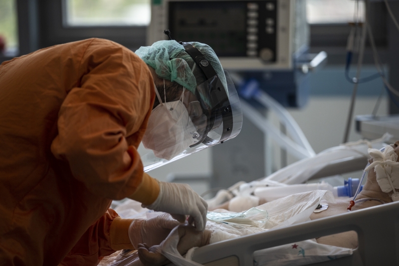 <p>Kovid-19 ile m�cadele d�neminde hastanenin farkl� bir�ok alan�nda g�rev yapan personel, hastalar�n tamam�n� iyile�tirip sevdiklerine kavu�turmak i�in fedakarca �al��maya devam ediyor.</p>