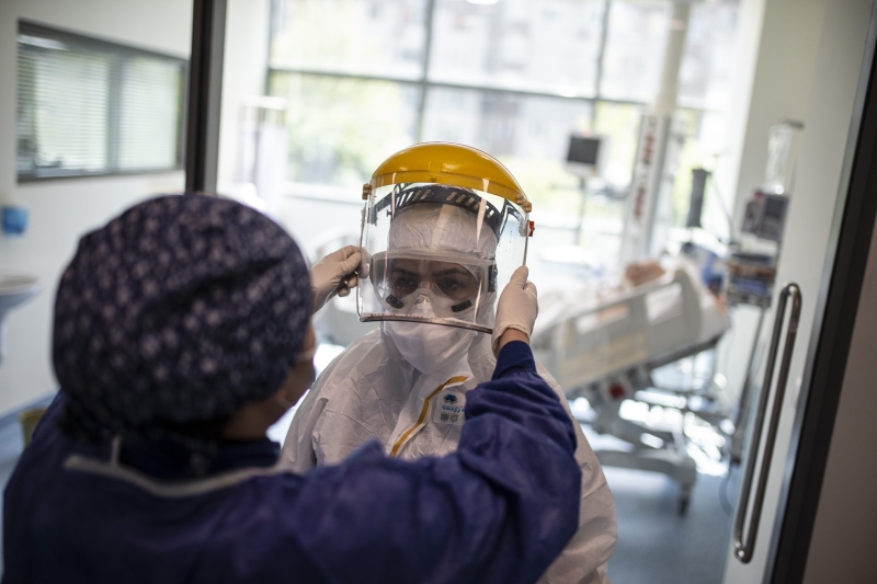 <p>'Bu tabiri �ok seviyoruz biz. ��nk� gecenin 01.30'unda Say�n Sa�l�k Bakan� ile video konferans �eklinde 1-2 defa toplant� yapt���m�z� hat�rl�yorum. Bakandan, bakanl�ktan, il sa�l�k m�d�rl���nden, grup ba�kanl���ndan, hastanemiz y�netiminden, �evremizdeki il�e belediye ba�kanl�klar�na kadar herkes inan�lmaz bir �ekilde devletin vakurlu�u ve akl� �er�evesinde bize lojistik hizmet sundu. Ne gerekiyorsa sa�land�. Zaten bu hastanenin, belirlenen s�reden erken a��lmas�n�n da en b�y�k nedeni buydu. Siz bu kadar a��r �artlar alt�nda bu kadar k�sa zamanda m�mk�n de�il a�amazs�n�z. Yo�un bak�m �nitelerini kurmak bile �ok kolay bir i� de�ildi. Devletin bu konudaki ciddi tutumu, bizi hi�bir �ekilde malzemesiz ve donan�ms�z b�rakmamas� �n�m�z� �ok a�t�.'</p>