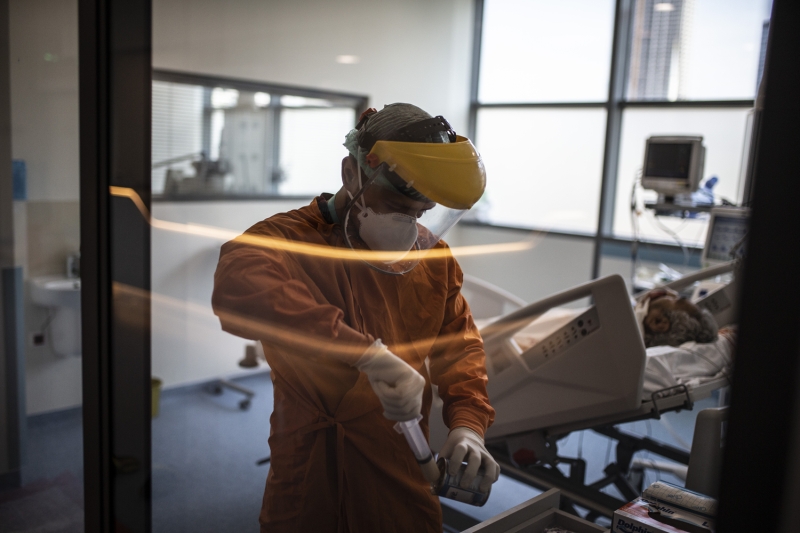 <p>Prof. Dr. Cemil Ta�c�o�lu �ehir Hastanesi'nde 800'� doktor olmak �zere teknik personel dahil toplam 3 bin 900 ki�inin �al��t���n� aktaran G�rb�z, bu ki�ilerin s�rekli �al��t���n� ve topyek�n hizmet verdi�ini anlatt�.</p><p>T�rkiye'de koronavir�s�n �u anda bir duraksama d�neminde oldu�unu ama bitmedi�ini ve hala �ok dikkat edilmesi gereken bir s�recin oldu�unu vurgulayan G�rb�z, 'Yava� yava� normal hayata d�nmeye biz de ba�lad�k ama yine de ne olursa olsun, Kovid-19 organizasyonumuz s�r�yor. Yeni binada sadece Kovid-19 hastalar�na bak�yoruz. Haziran ay�n�n ortas� gibi normal hastalara hizmet vermeye ba�layaca��z. Eski binada normal hastalara hizmet veriyoruz. Bu arada hastanede asans�rlerinden y�r�me yollar�na kadar sahay� izole ettik. 4 Mart'tan beri acile giri�leri ikiye ay�rd�k. Hem insanlara hizmet edeceksiniz hem faydal� olacaks�n�z hem ba�kalar�na bula�mas�n� engelleyip hem de insanlar� e�itecekseniz. Bunun i�in iyi bir organizasyon yapman�z laz�m.' ifadelerini kulland�.<br></p>